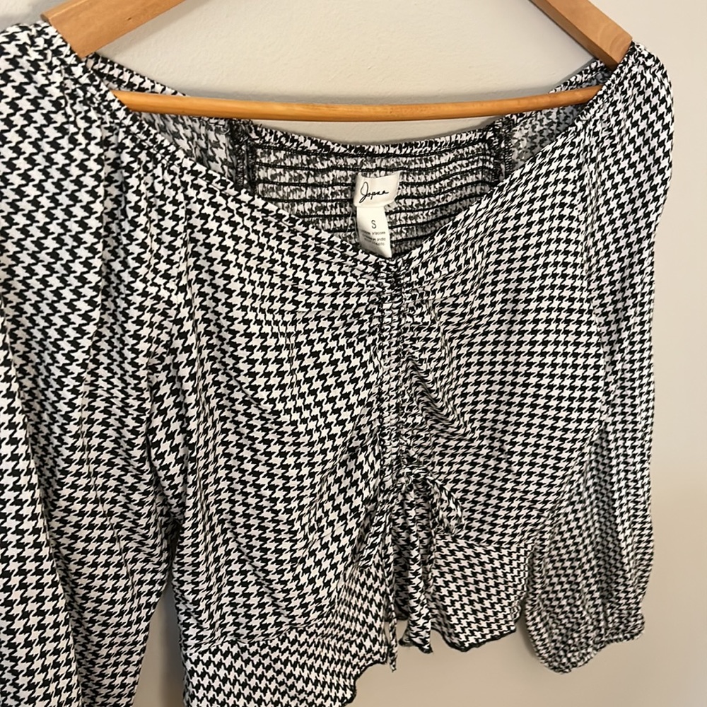 Size S. Ruffle cropped black and white top